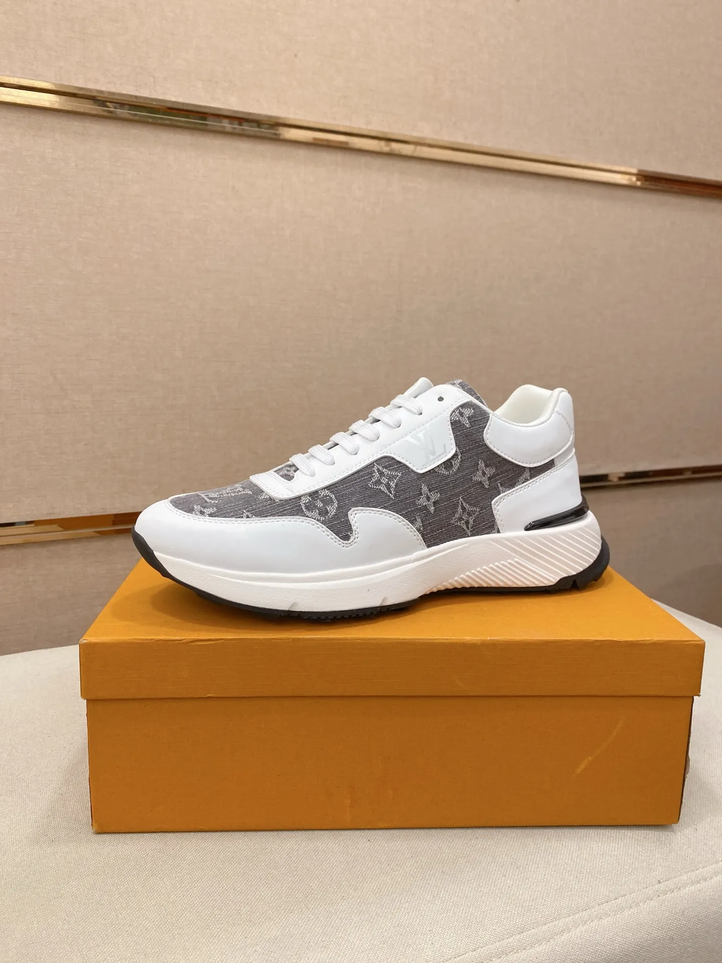 Men's shoes💰 462💰louis vuitton (Louis Vuitton/lv)🔍🔍The new counters are on sale at the same time. The uppers are imported from Italy. ⃣️Re-engraved🇮🇹💪💪, ⚠Sole: The original sole is specially provided by the original factory, the exclusive movable molded sole is super comfortable, ⚠Original and single goods 🔍high quality, you can enter and leave the counter at will, welcome to compare⚠. Code number: 38-44 (45/customized, non-refundable)